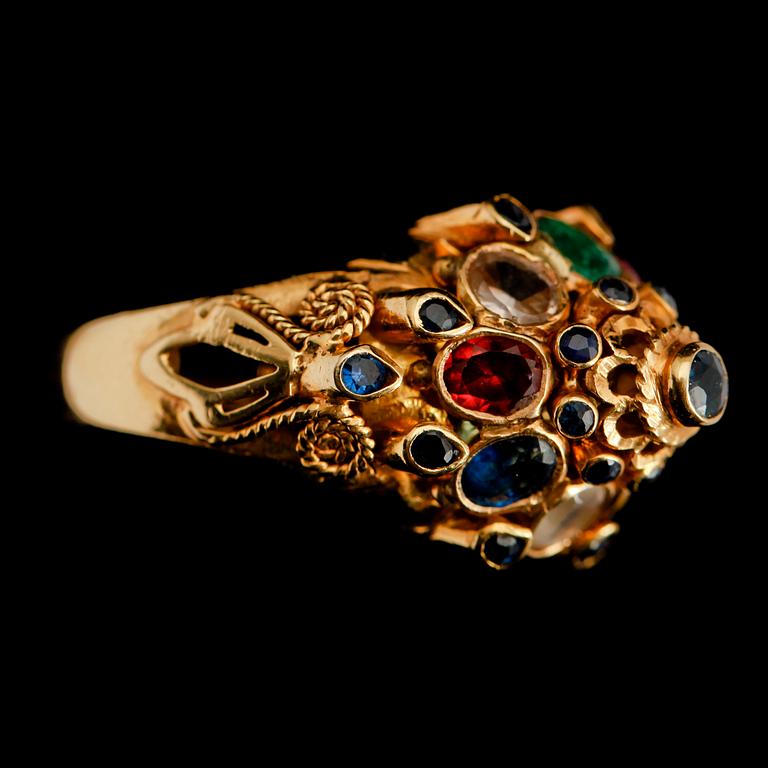 RING, 14 k guld, med olika ädelstenar, 1900-talets andra hälft.