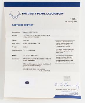 RING, med rund fasettslipad färgväxlande blålila safir och gammalslipade diamanter, med certifikat Gem & Pearl lab.