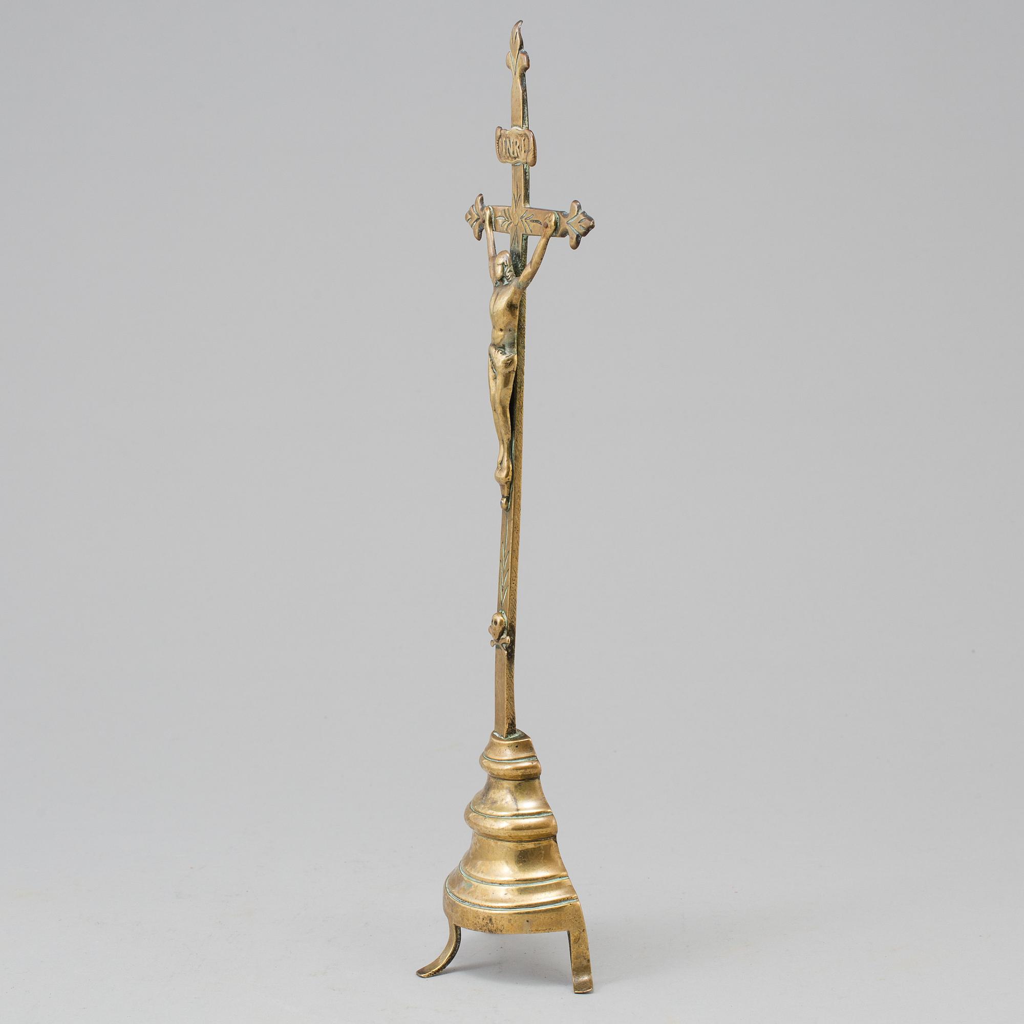 AN 18TH CENTURY BRONZE CRUCIFIX.