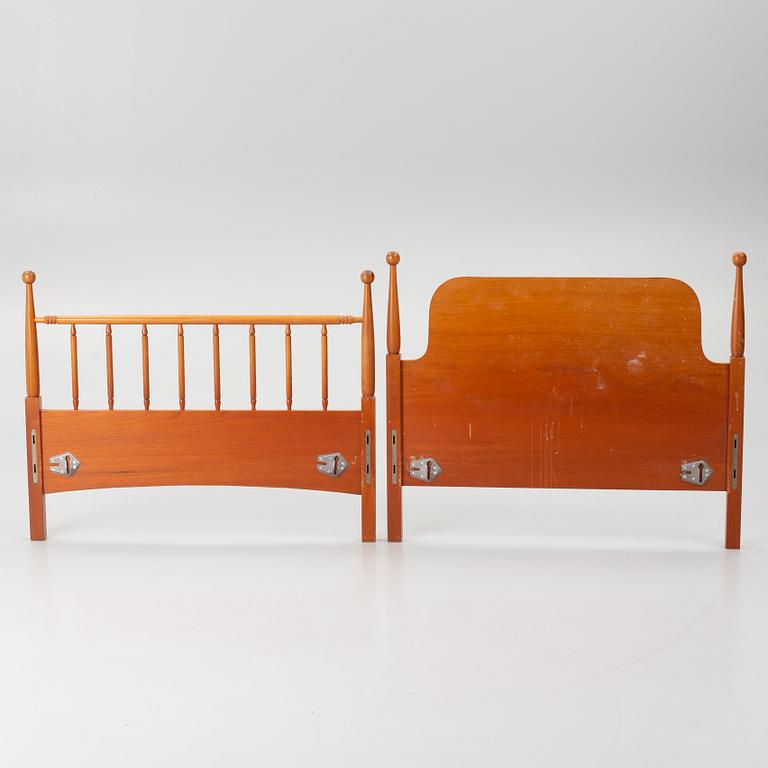 Josef Frank, Sänggavlar, ett par, modell B 2155, Firma Svenskt Tenn.