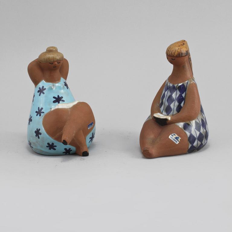 FIGURINER, 2 st, stengods,ur "ABC-flickorna", Lisa Larson, Gustavsberg. 1900-talets andra hälft.