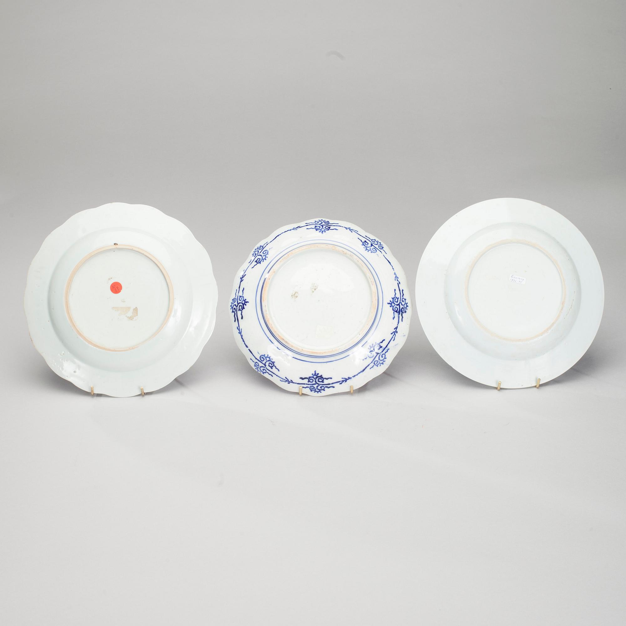 TALLRIKAR, 2 st, porslin Kina 1700-tal samt TALLRIK, porslin, Japan tidigt 1900-tal.