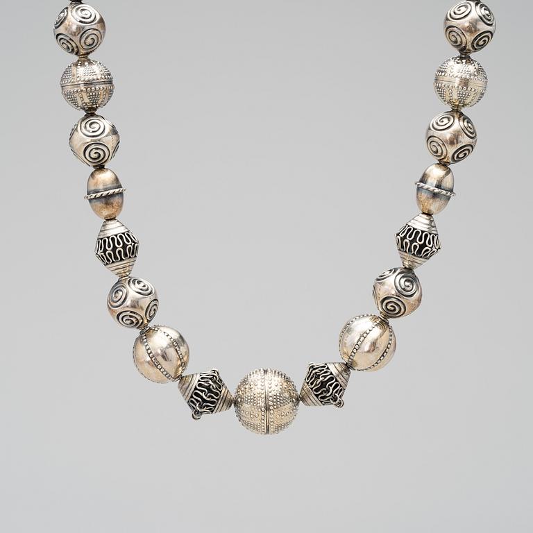 KAULAKORU ja KORVAKORUT, 2 PARI, "Halikon Kääty", hopeaa, Kalevala Koru.