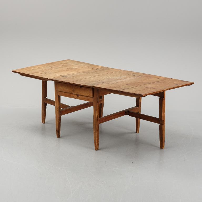 A pine gate-leg table, 19th Century.