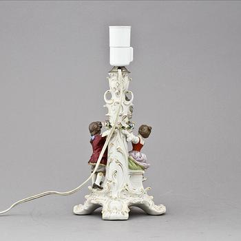 BORDSLAMPA, porslin, Neapel-liknande märke, 1900-tal.