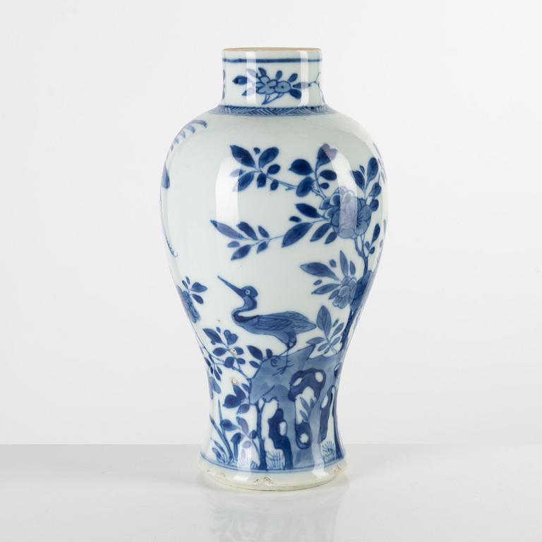 A Chinese blue and white vase, Qing dynasty, Kangxi (1662-1722).