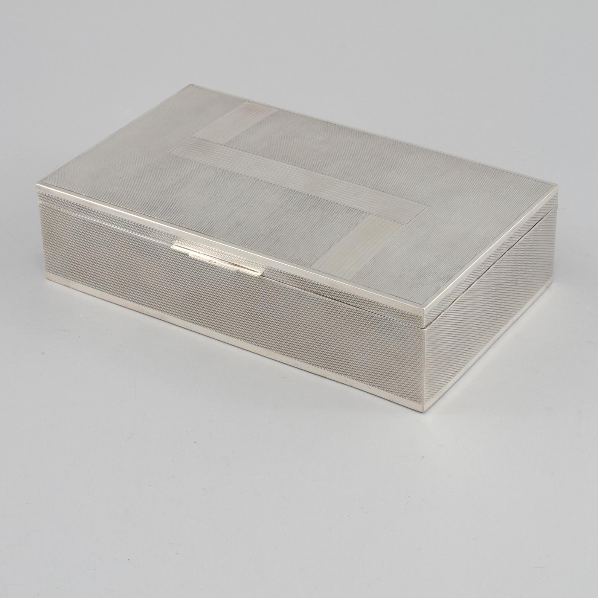 CIGARRSKRIN, silver, importstämplat, omkring 1900-talets mitt, total vikt 875 gram.