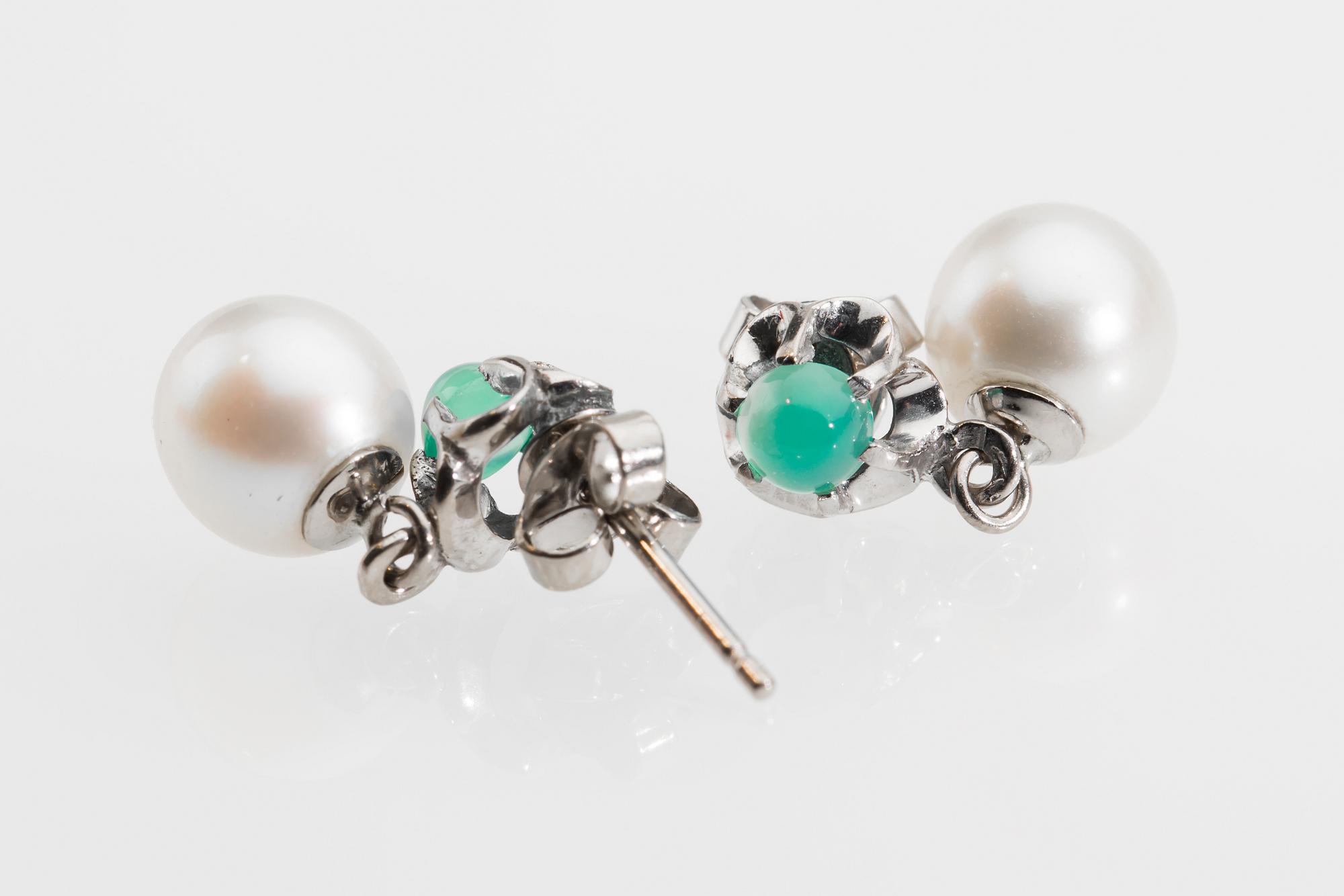 ÖRHÄNGEN SAMT HÄNGE, 18 K vitguld med pärlor samt cabochonslipad kalcedon samt smaragd. Vikt ca 5.7 g.