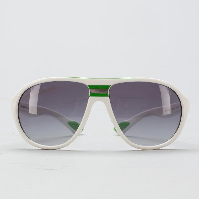 SOLGLASÖGON, Prada.