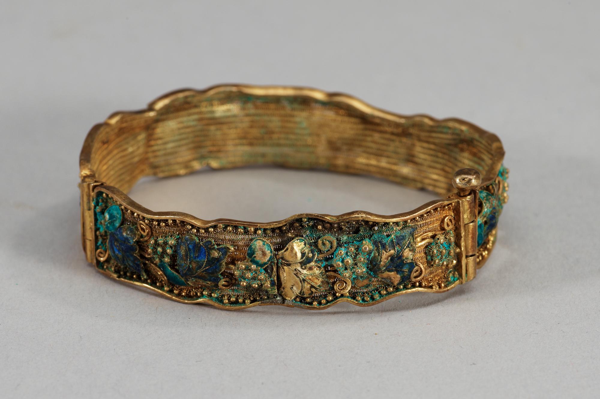 ARMBAND, förgylld metall och emalj. Delvis Tang dynastin, omarbetat av Hallberg.