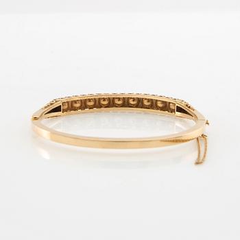 Bracelet 18K gold with cultured pearls.