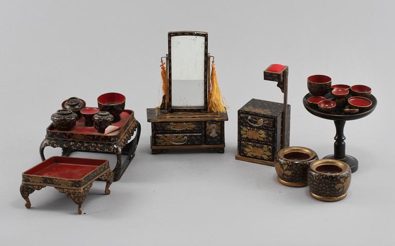 PARTI DOCKOR samt MINIATYRMÖBLER, Japan, 1900-tal.