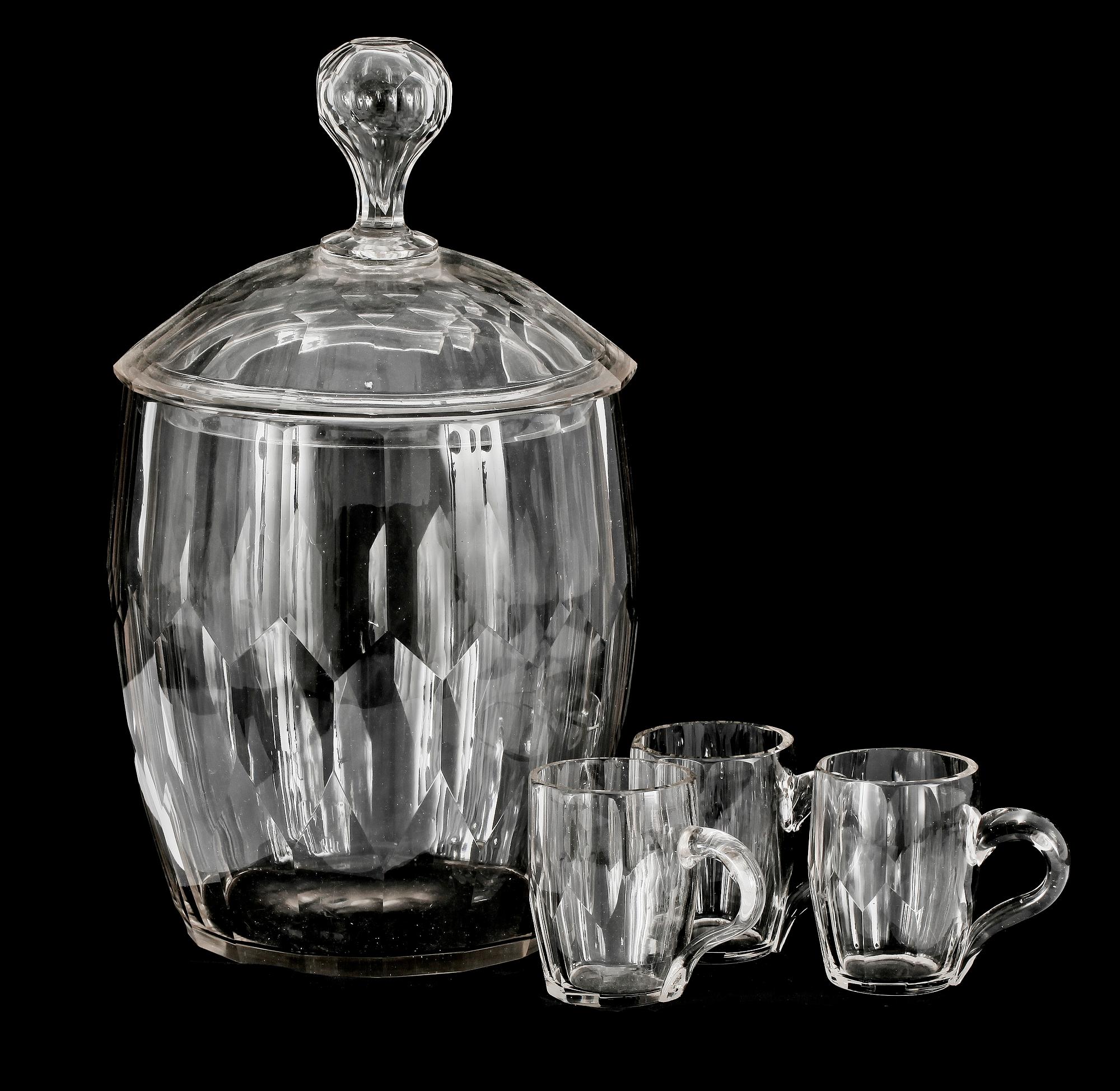 BÅLSKÅL MED LOCK samt MUGGAR, 12 st. Glas. 1800-talets andra hälft.