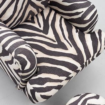 Fåtölj, av Howard-modell, samt pall.