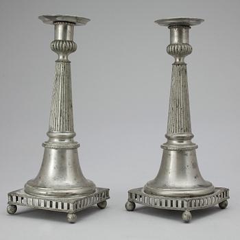 LJUSSTAKAR, ett par, tenn, sengustavianska, troligen Hans Wiksten, Västerås, verksam, 1782-1810/14. Ej stämplad.