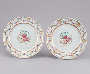 TALLRIKAR, 7 st, samt SKÅLFAT, porslin, Kina, 1700-tal.