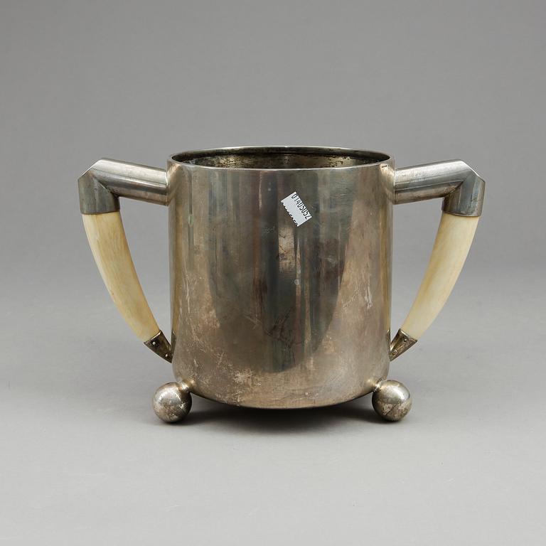 BÄGARE, silver, CG Hallberg, Stockholm, 1900. Vikt ca 1112g.