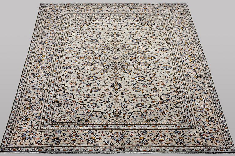 A carpet, Kashan, ca 283 x 194 cm.