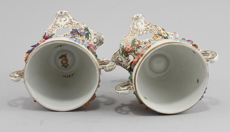 POTPURRIURNOR, 2 st, snarlika, porslin, Dresden, 1900-tal.