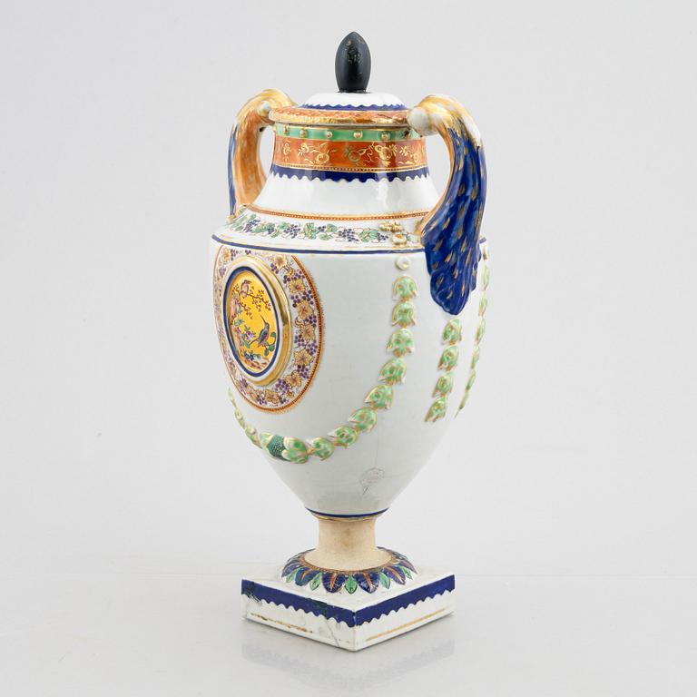 A famille rose 'Chinese Export' jar with cover, Qing dynasty, Qianlong (1736-95).