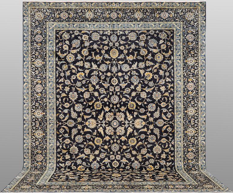 A Keshan carpet, approx. 440 x 308 cm.