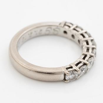 Ring, alliansring, 18K vitguld med briljantslipade diamanter.