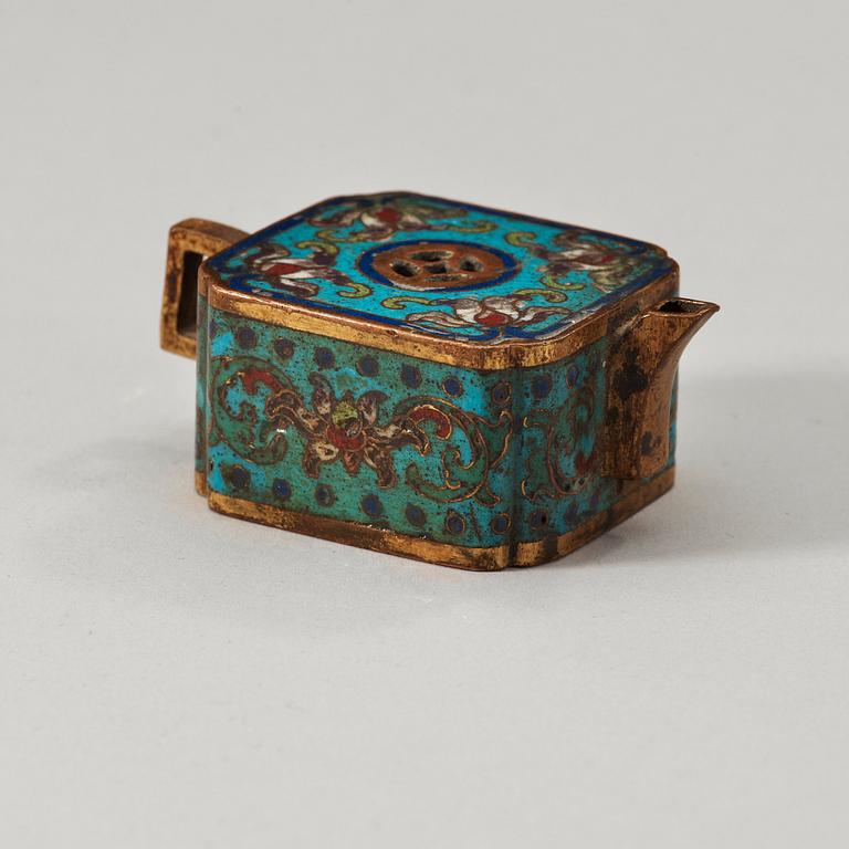 MINIATYRVATTENDROPPARE, cloisonné. Qing dynastin (1644-1912).