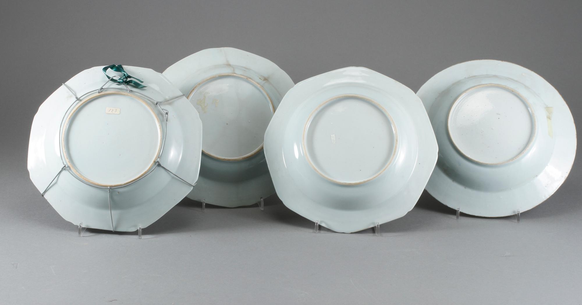 TALLRIKAR, 4 st, djupa, samt UNDERFAT, porslin, Kina, 1700-tal.