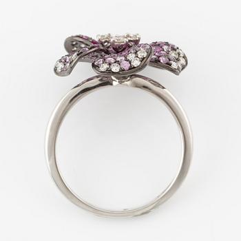 Ring i form av blomma, 18K vitguld med rosa safirer och briljantslipade diamanter.