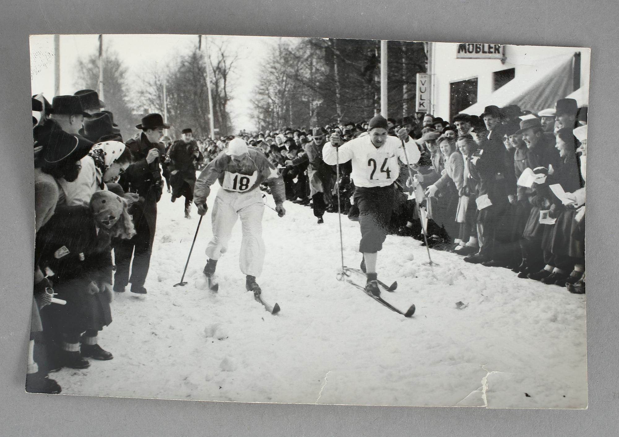 FOTOGRAFIER, 112 st, 1940-tal. Från press, 1900--talets mitt.