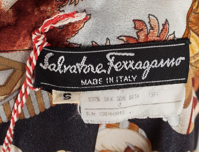 JACKA samt BLUS. Salvatore Ferragamo.