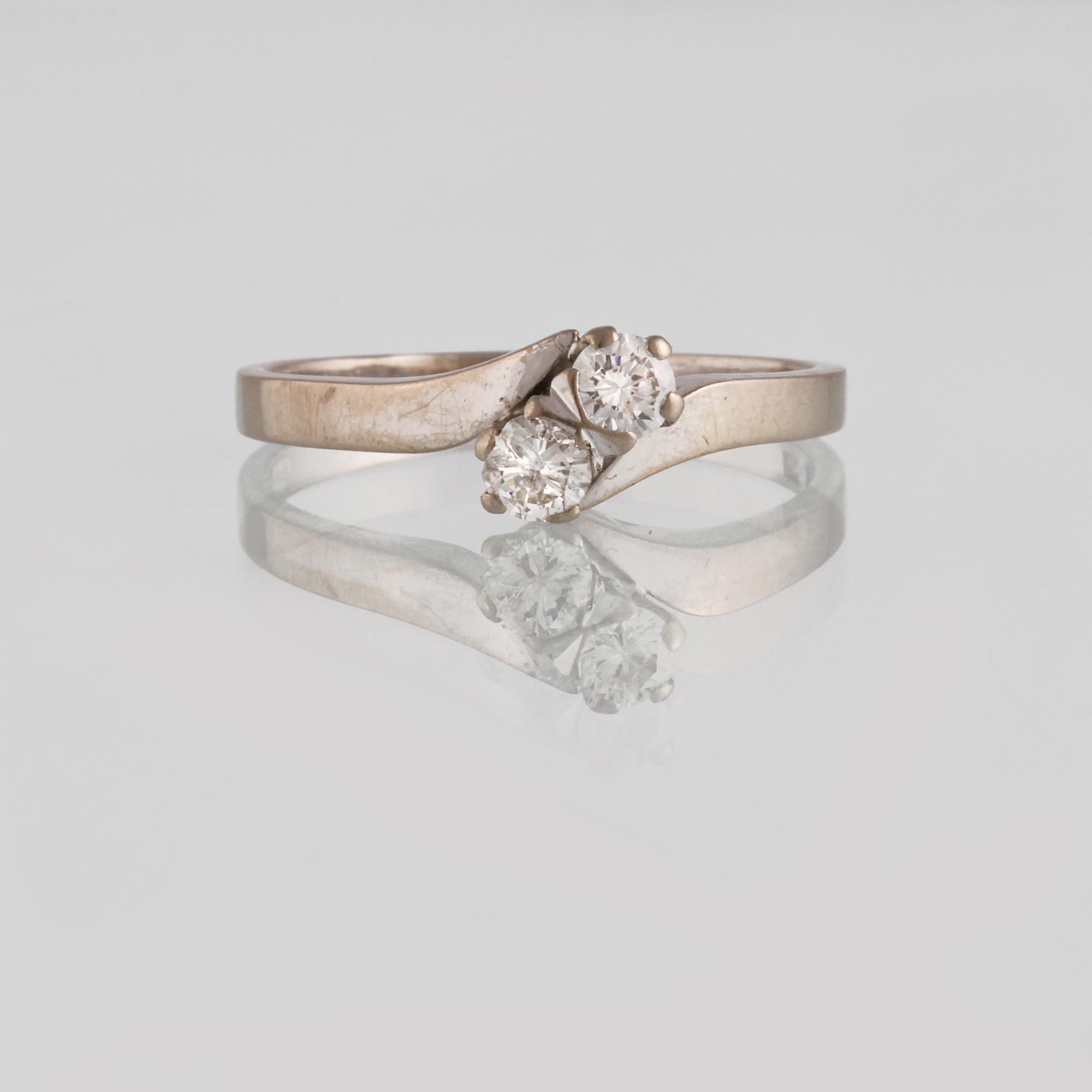 RING, 18K vitguld med 2 briljantslipade diamanter 0.30 ct, Gustav Dahlgren & Co, Malmö, 1973. Vikt 2,9 gram.