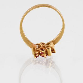 RING, 18K guld med 5 åttkantslipade diamanter samt 4 fasettslipade rubiner, utländska stämplar. Vikt 3,4 gram.