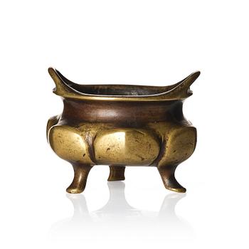 989. A small tripod censer, late Qing dynasty.