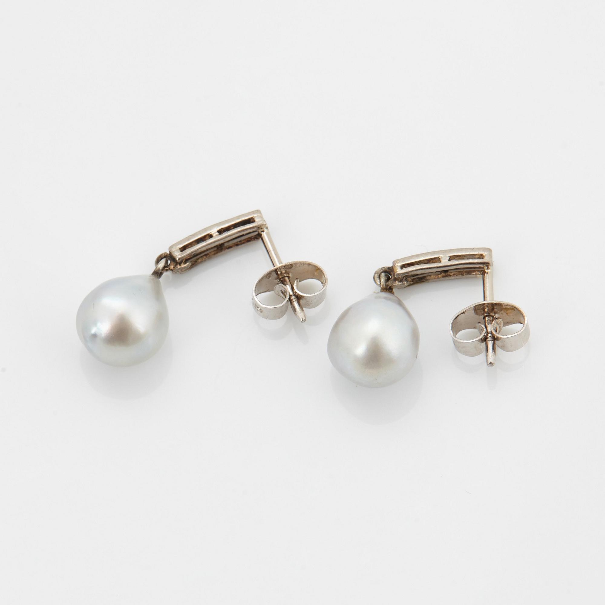 Ett par örhängen 18K vitguld med droppformade pärlor och åttkantslipade diamanter.