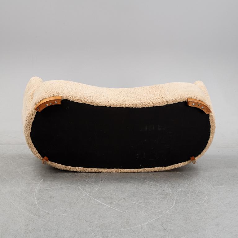 Soffa, klädd i fårskinn, Dansk formgivare, 1940-tal.