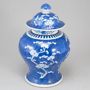 A blue and white jar with cover, Qing dynasty, late 19th century.