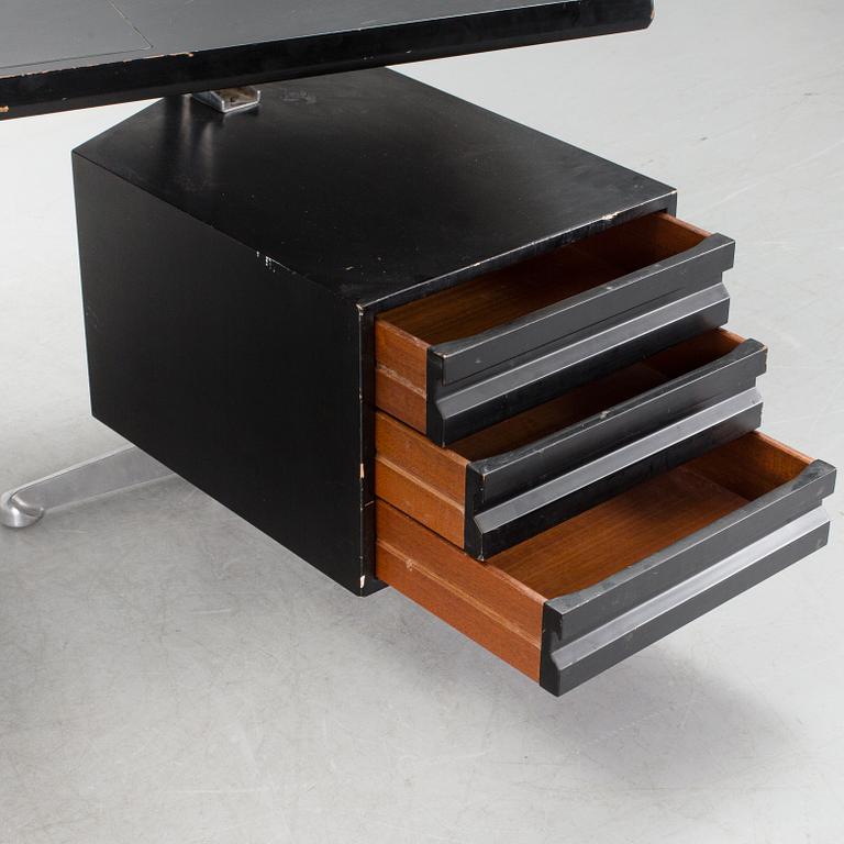 A "Teclino" desk by Osvaldo Borsani for Tecno, Italy.