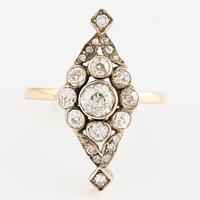 Ring in 18K gold set with old-cut diamonds, circa 1900.