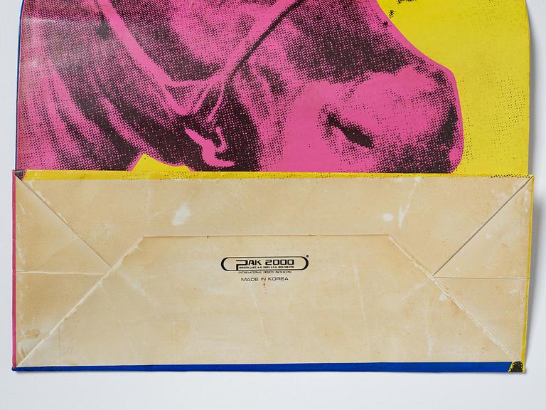 Andy Warhol, Samling av Warhol-relaterade tidningar, böcker och vinylskivor.