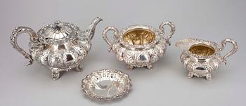 TESERVIS, 3 delar samt fat, sterling silver, James Lee Bass, Dublin 1838-39. Tot. vikt 2351 g.