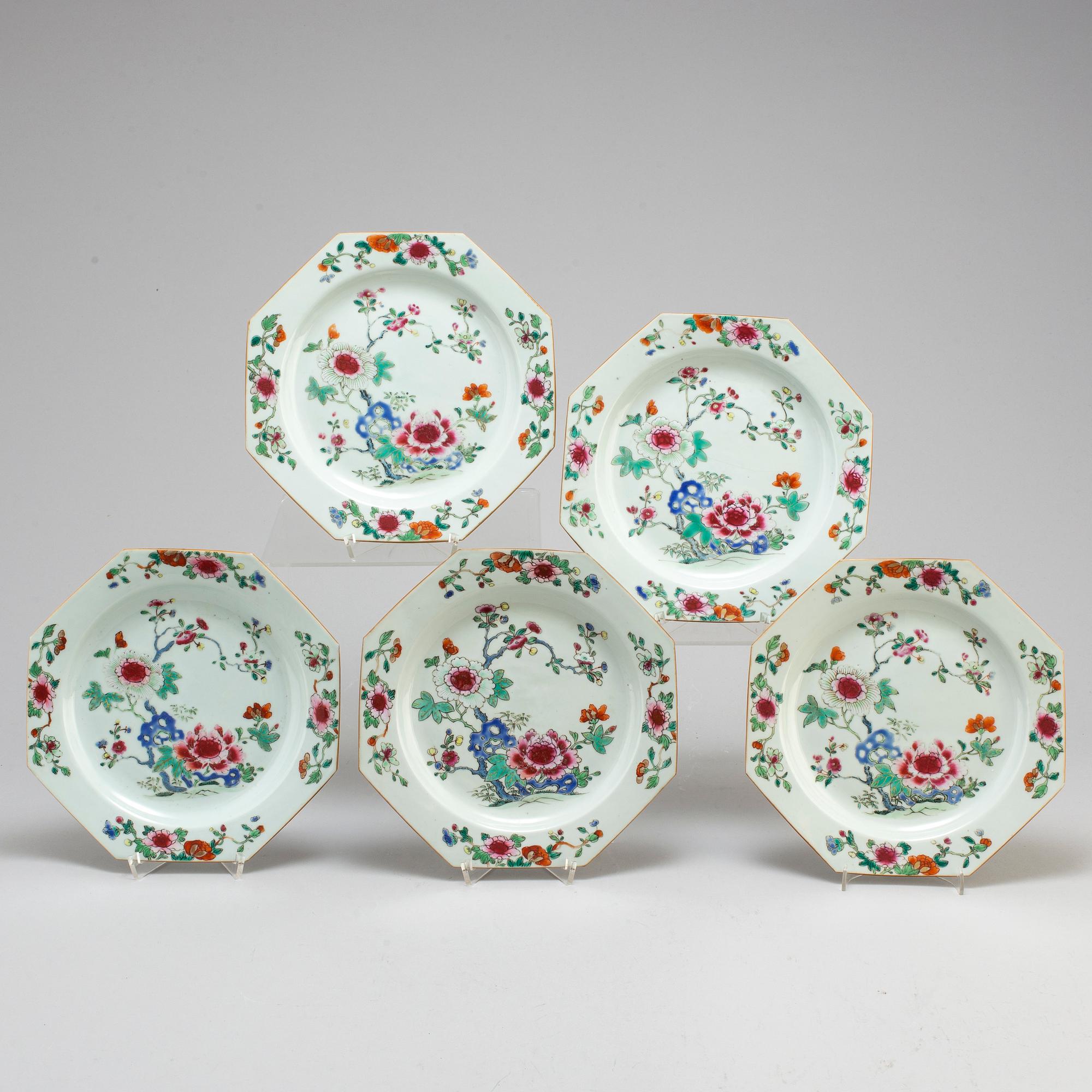 TALLRIKAR, fem stycken, kompaniporslin. Qingdynastin, Qianlong (1736-95).