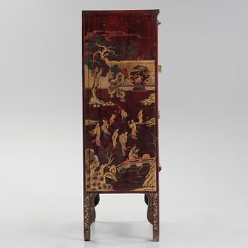 Skåp, förgyllt och rödlackerat. Qingdynastin, 17/1800-tal.