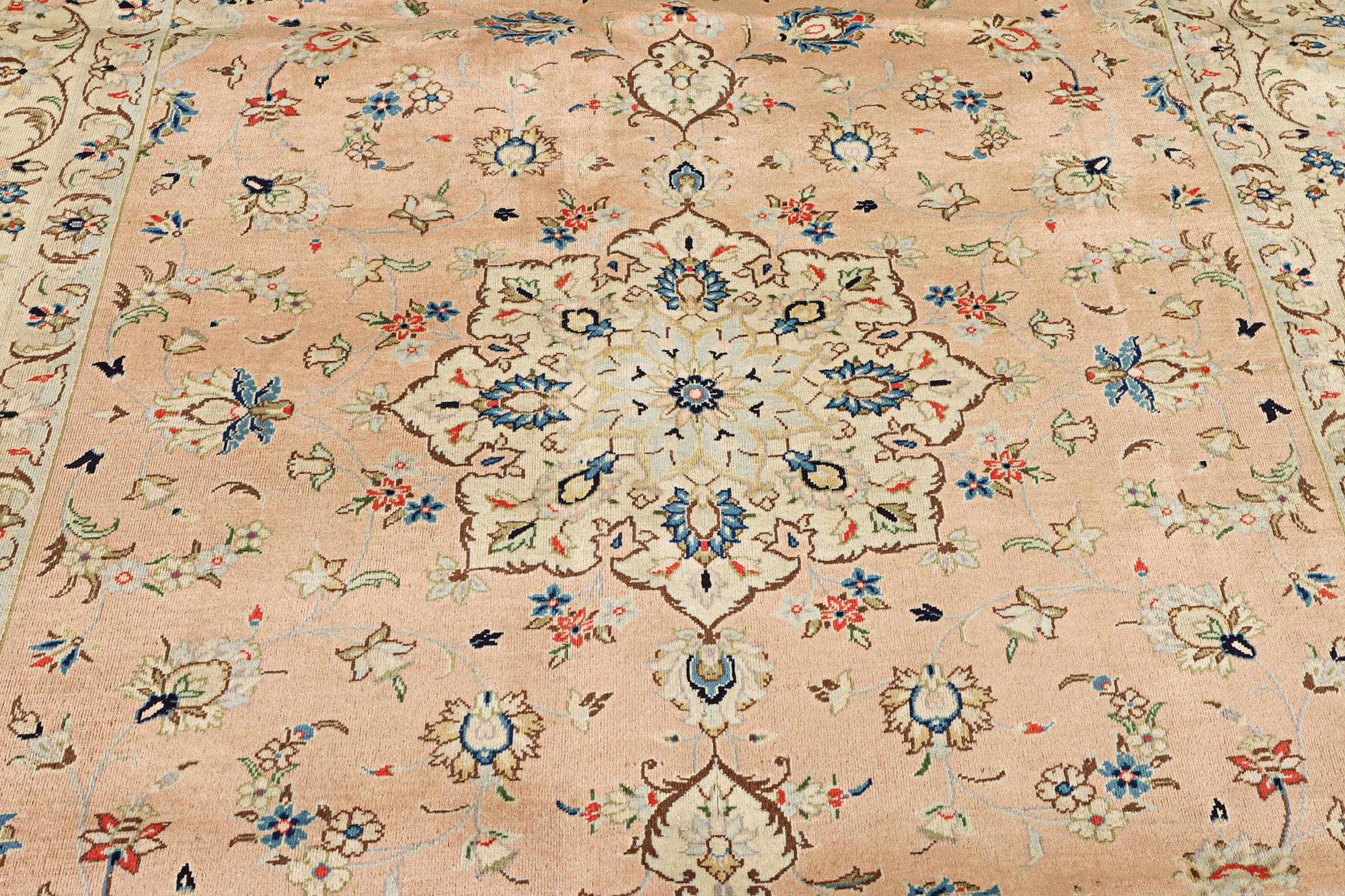 A Kashan crpet, a. 284 x 181 cm.