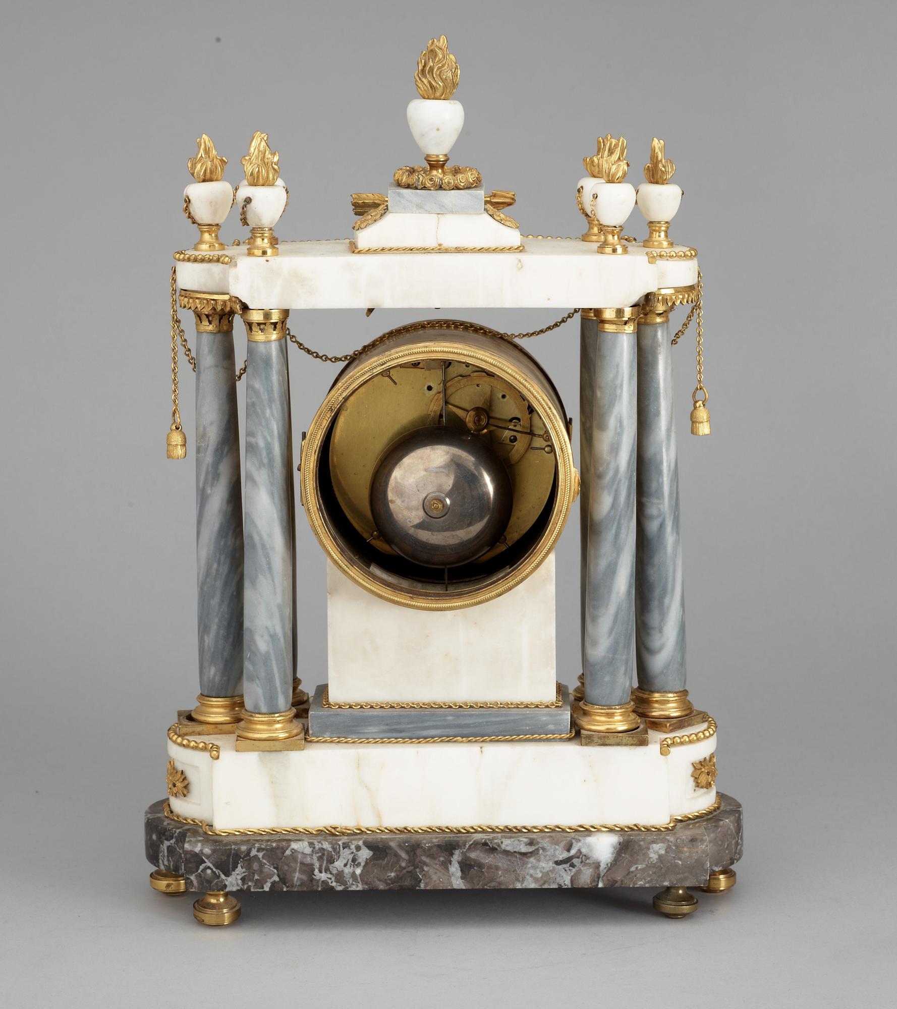 BORDSPENDYL. Frankrike, 1700-talets slut. Louis XVI.