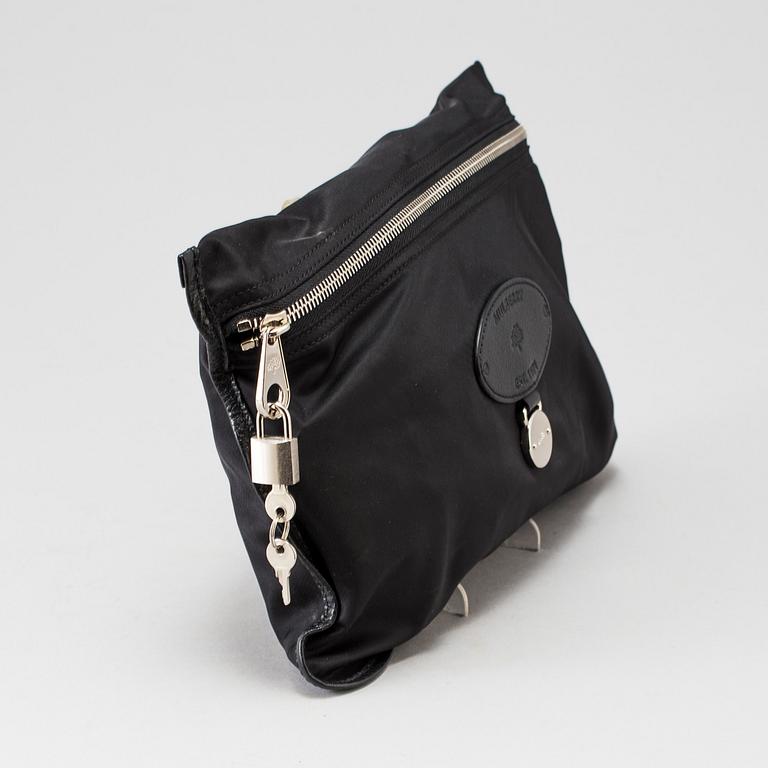 A foldable Mulberry weekend bag.