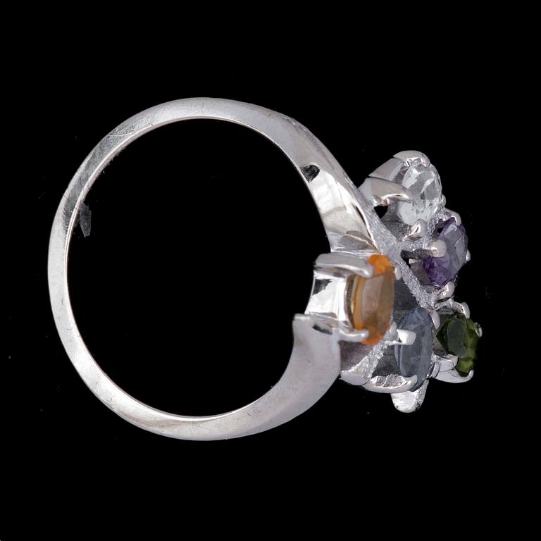 RING, 14k vitguld, olikfärgade ovala fasettslipade ädelstenar. Vikt 5g.