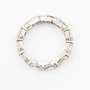 Ring, full eternity band in 18K white gold with oval-cut diamonds.
