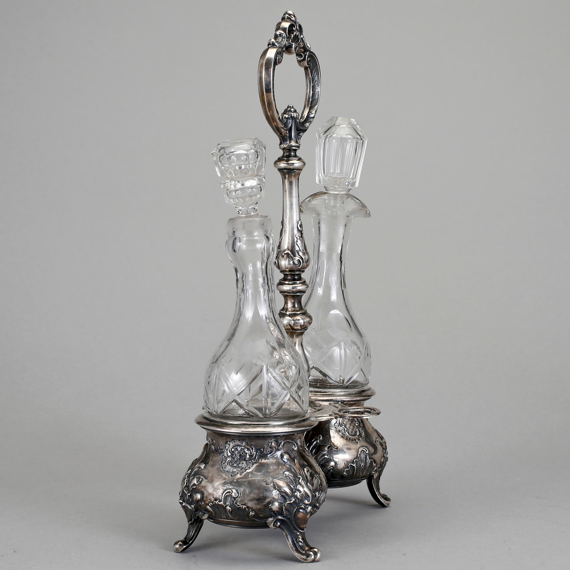 BORDSSURTOUT, silver och glas, troligen Österrike-Ungern,  1800-tals slut. Vikt ca 244,6 g.