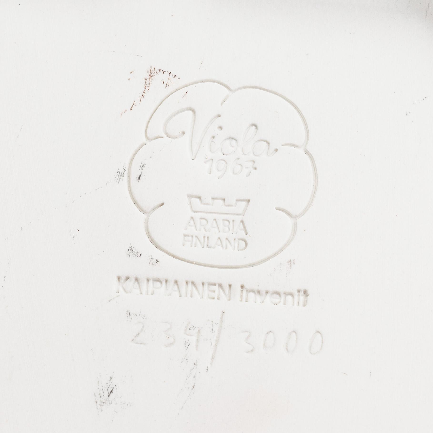 Birger Kaipiainen, fat, keramik, "Viola 1967 Arabia Finland Kaipiainen Invenit" och numrerat 234/3000.